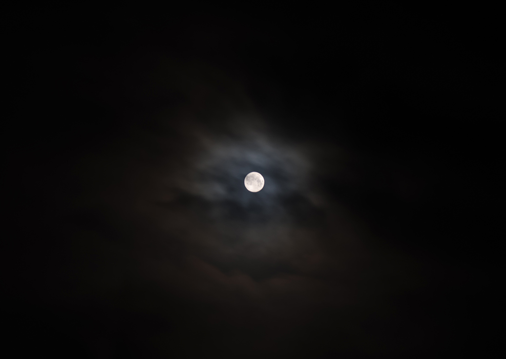 Mond in Wolkenluecke25012024
